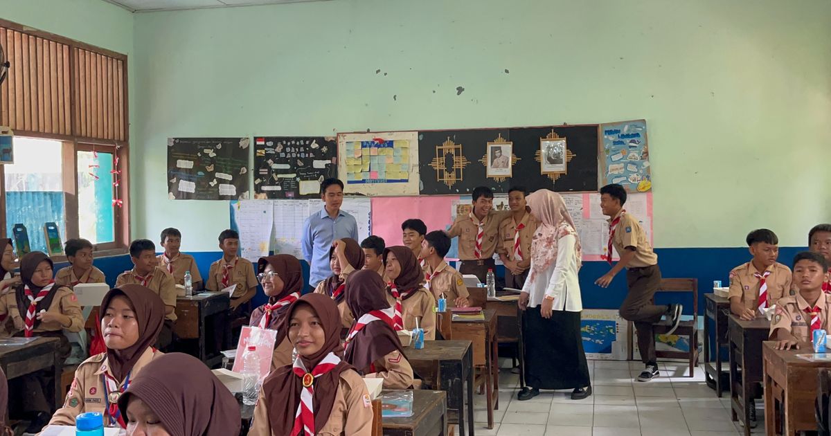 VIDEO: Siswa SD Nekat Kasih Surat 'Rahasia' ke Wapres Gibran saat Diberi Makan Bergizi Gratis