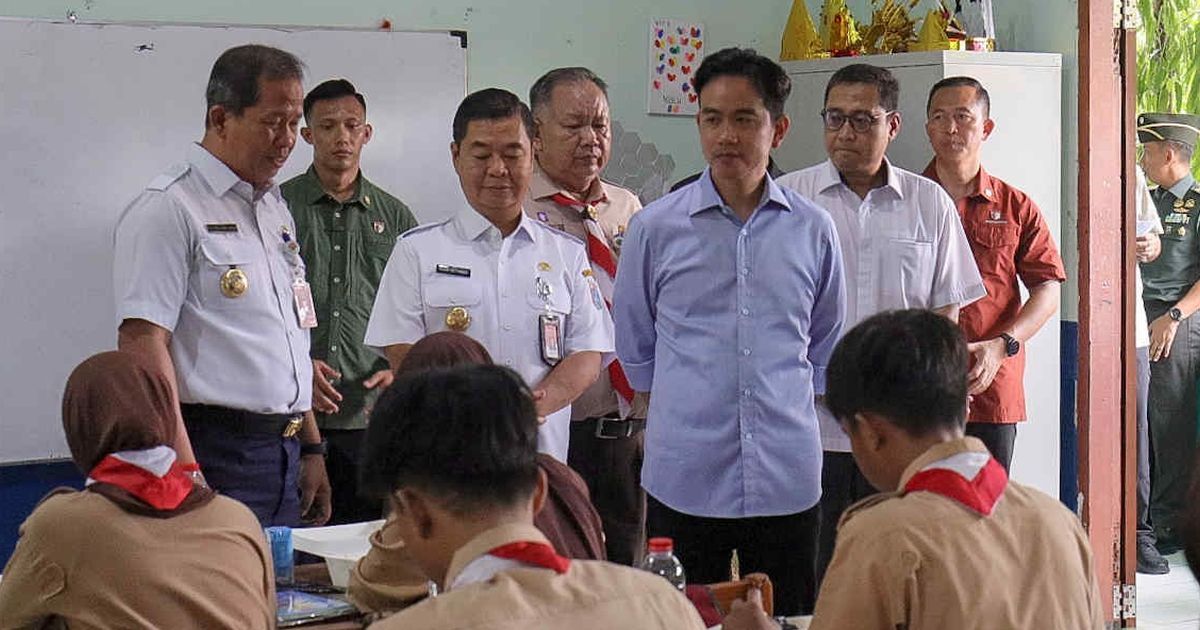 FOTO: Momen Wapres Gibran Tinjau Uji Coba Makan Bergizi Gratis Rp23.000 Seporsi, Ini Menunya