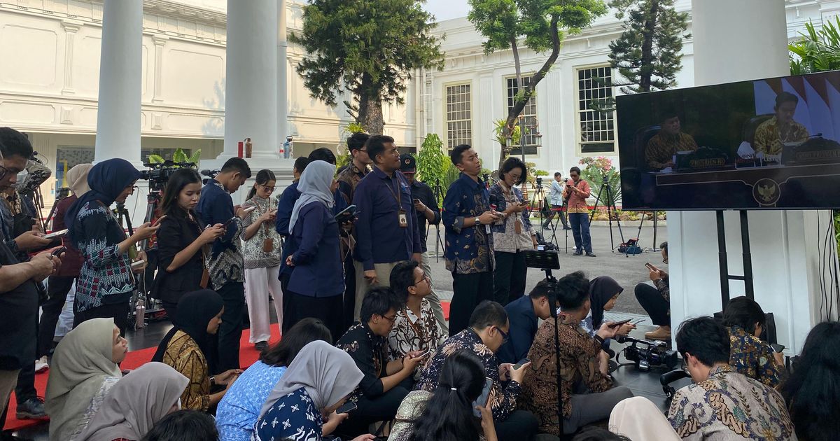 Potret Wartawan Lesehan Nobar Sidang Kabinet Perdana Prabowo di Istana Kepresidenan