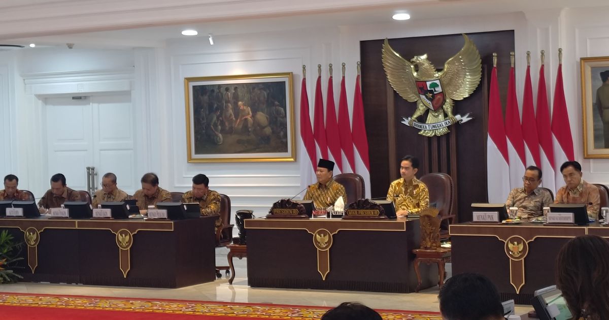 Momen Santai Prabowo Ngopi Sambil Pimpin Sidang Kabinet Paripurna Perdana