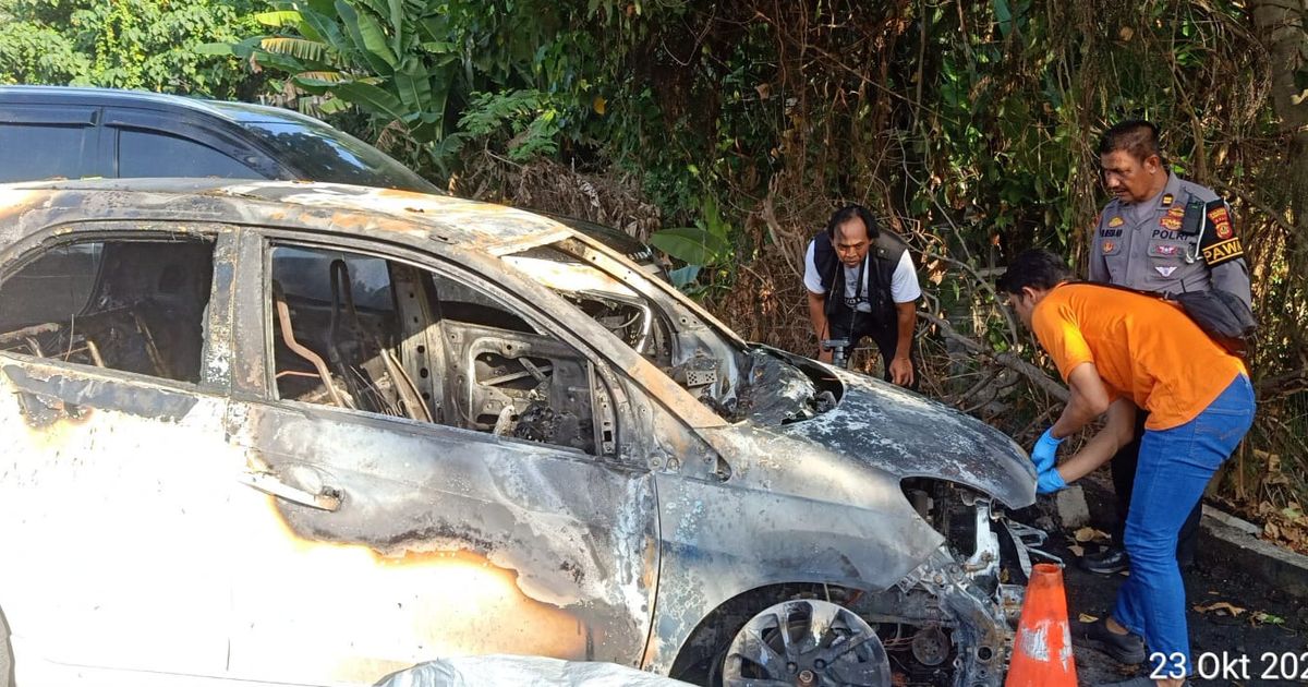 Brio Tiba-Tiba Terbakar saat Diparkir di Bawah Pohon, Pajero di Sebelahnya Ikut Terbakar