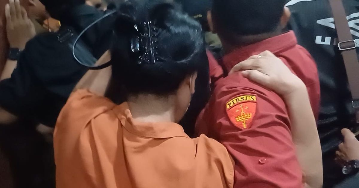 Seorang Wanita Ikut Dibawa Tim Kejagung Saat Penangkapan Tiga Hakim Kasus Gregorius Ronald Tannur