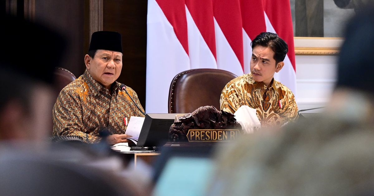 FOTO: Ekspresi Serius Gibran saat Prabowo Beri Peringatan Keras untuk Menteri di Sidang Kabinet Perdana