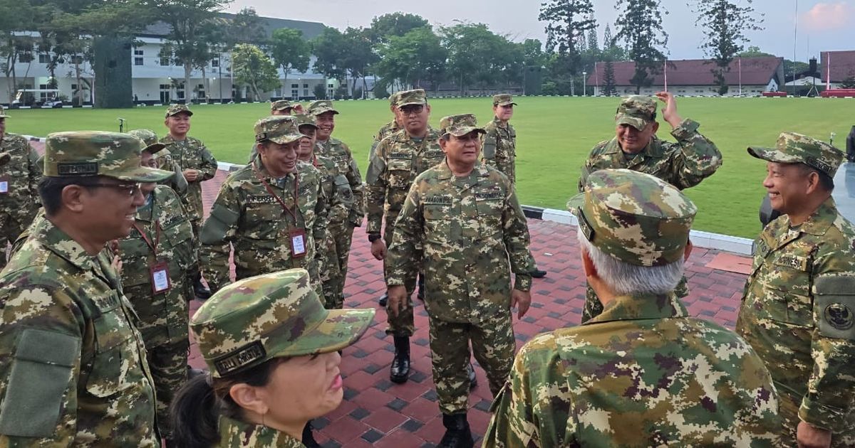 Momen Menteri Kabinet Merah Putih Berseragam Loreng Latihan Baris-berbaris Bareng Prabowo Gibran