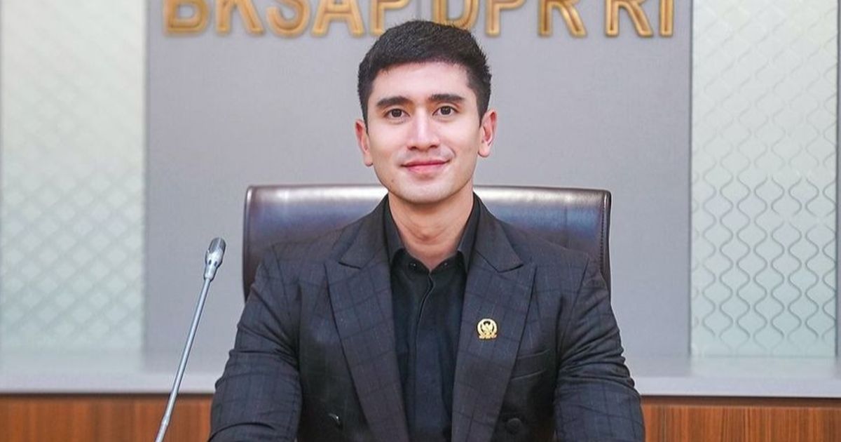 Tampil Perlente dengan Gaya ala CEO Drakor, Potret Verrell Bramasta Ngantor di DPR RI Jadi Sorotan