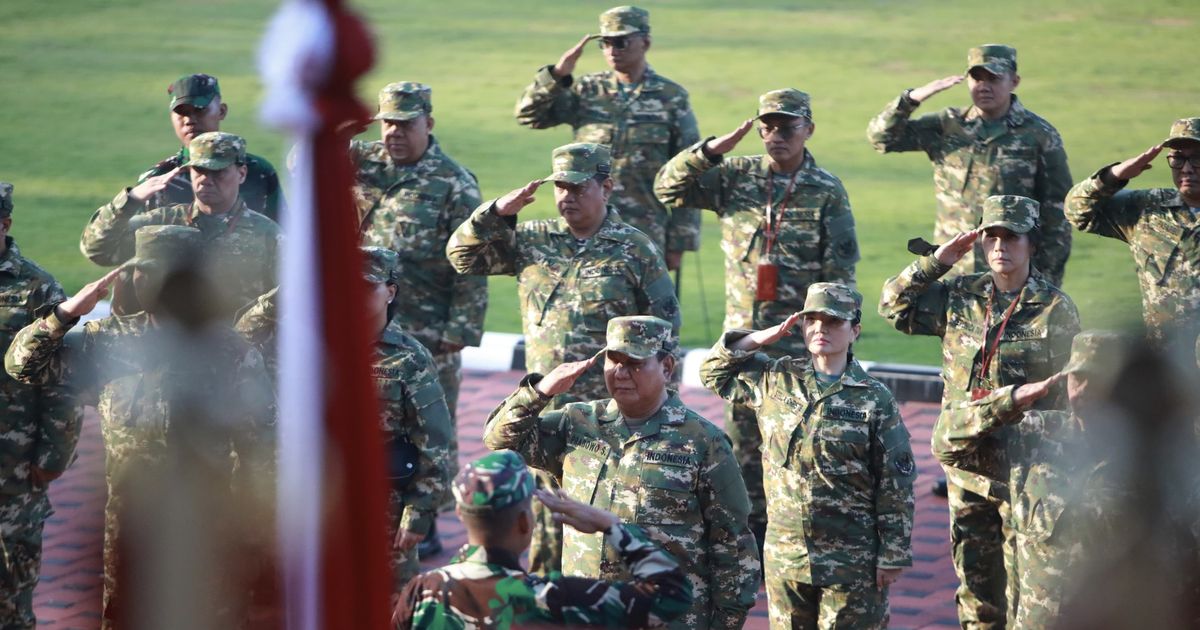 FOTO: Momen Prabowo Gembleng Para Menteri, Berikan Teladan Kedisiplinan Datang Paling Awal di Lapangan