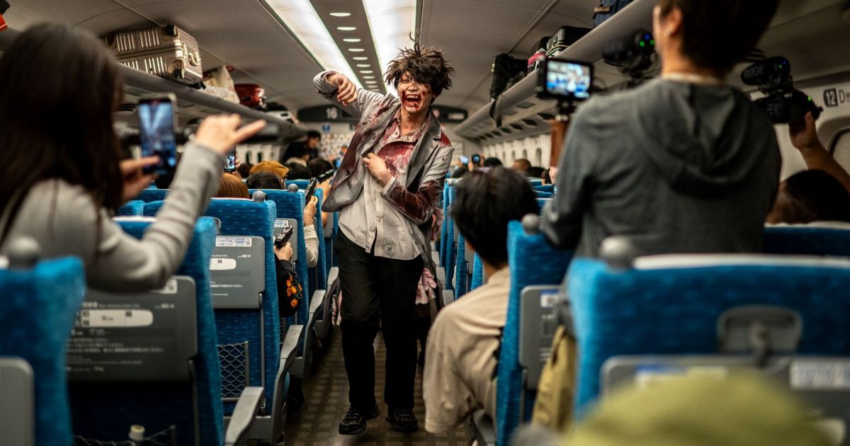 FOTO: Horor! Gerombolan Zombie Teror Penumpang Kereta Peluru Shinkansen di Jepang