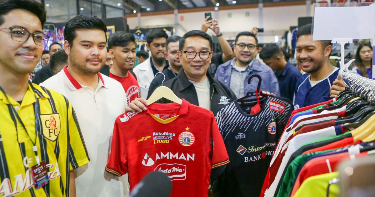 Senyum Semringah Ridwan Kamil Borong Jersey Persija di JCC