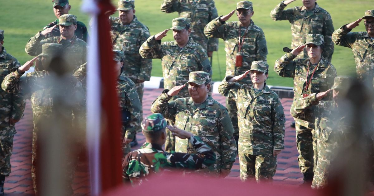 VIDEO: Prabowo Pakai Seragam Loreng Tanpa Bintang Empat Bareng Menteri di Akmil Magelang