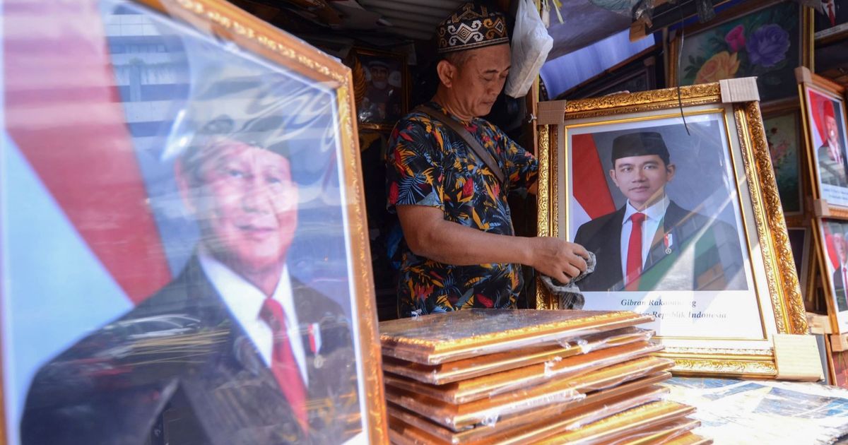 FOTO: Penjualan Pigura Foto Prabowo dan Gibran Laris Manis, Dijual Mulai Rp90 Ribuan