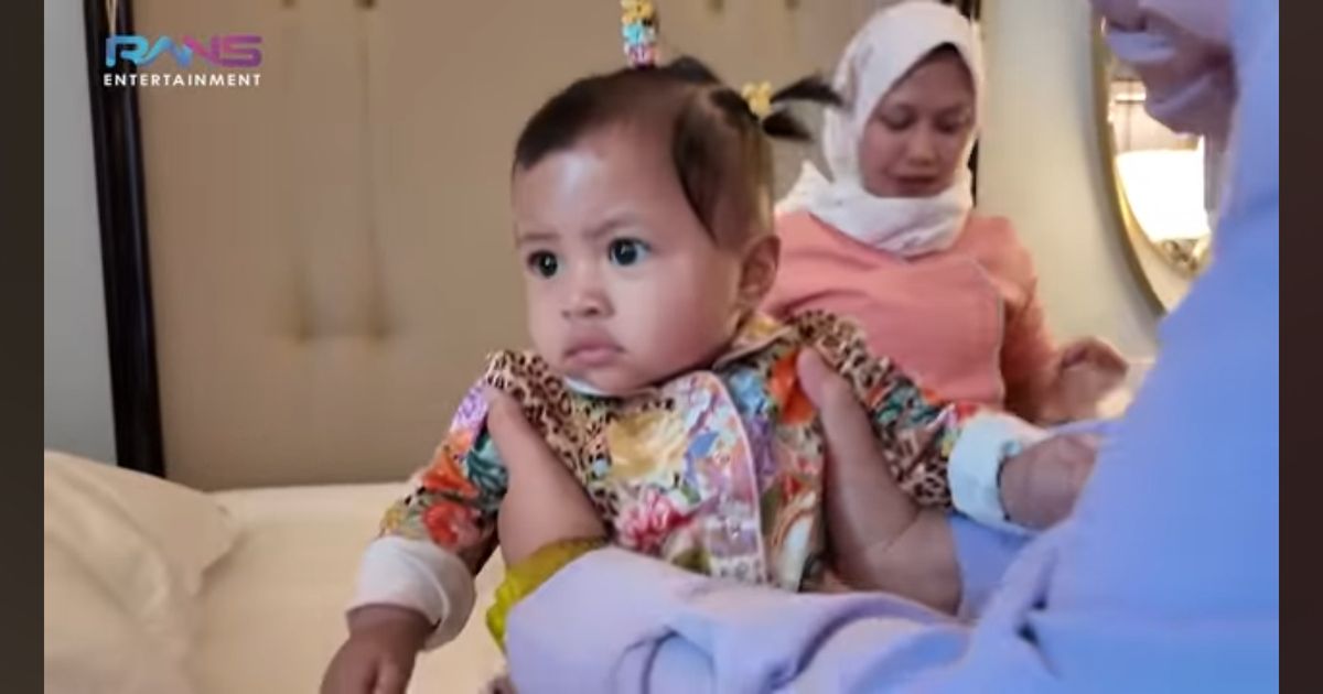 Potret Menggemaskan Baby Lily dengan Ikat Rambut Lima saat Temani Rayyanza Persiapan Fashion Show