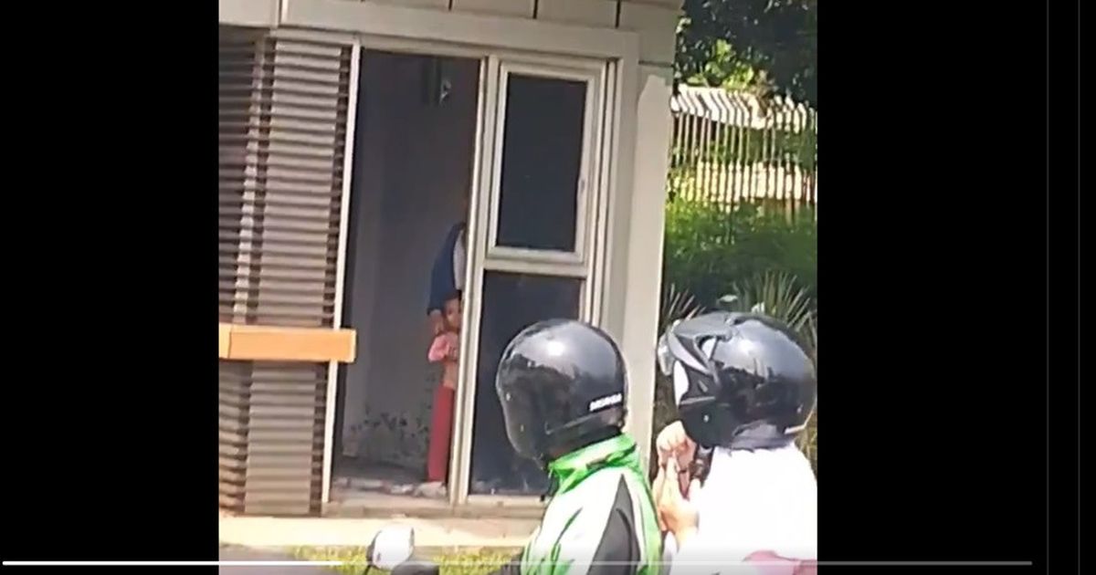 Momen Menegangkan Bocah Perempuan Disandera Ayah Kandung di Pos Polisi Pejaten, Korban Menangis Leher Dikalungi Pisau