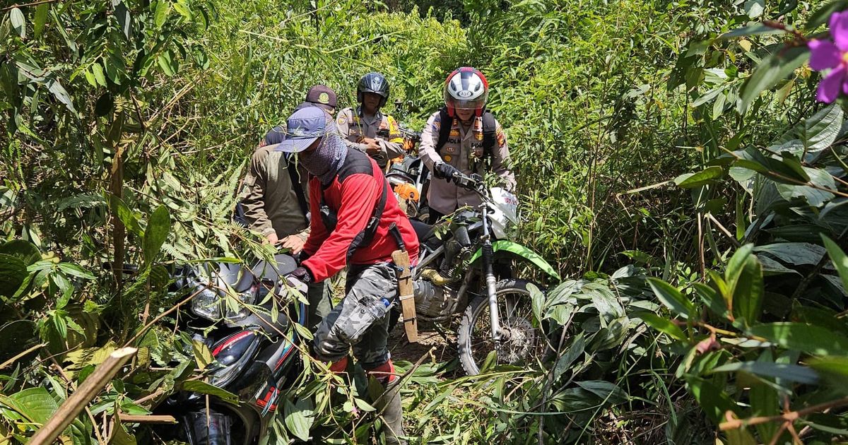 Misi Personel Polri Tembus Hutan Belantara Menuju Dusun Terpencil di Pelalawan