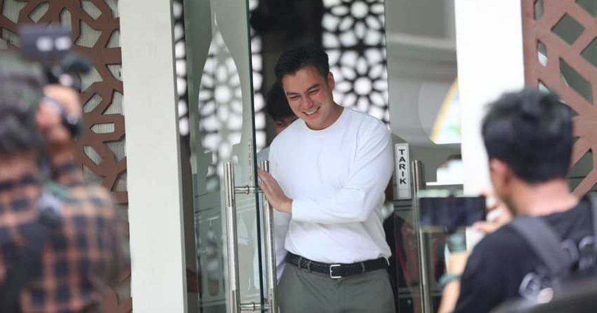 Potret Baim Wong Salat Zuhur Sebelum Sidang Mediasi, Irit Bicara Soal Isu Perselingkuhan Paula Verhoeven