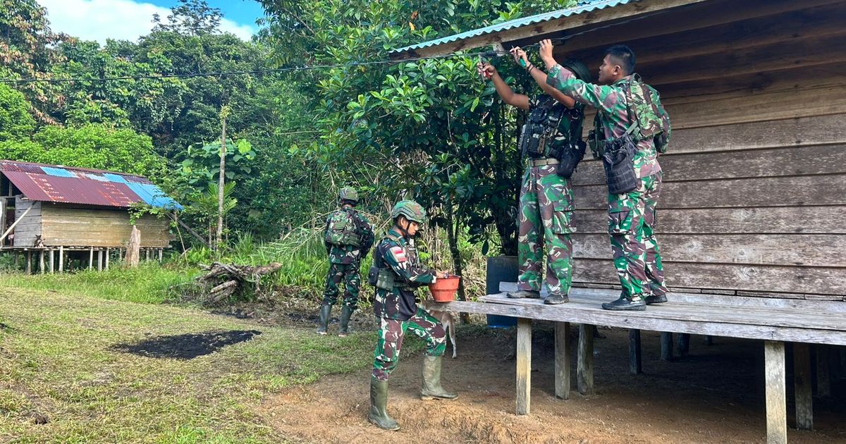 Papua Terang, Raider 501/Bajra Yudha Kostrad Pasang Lampu Solar Cell di Distrik Aifat Disambut Warga