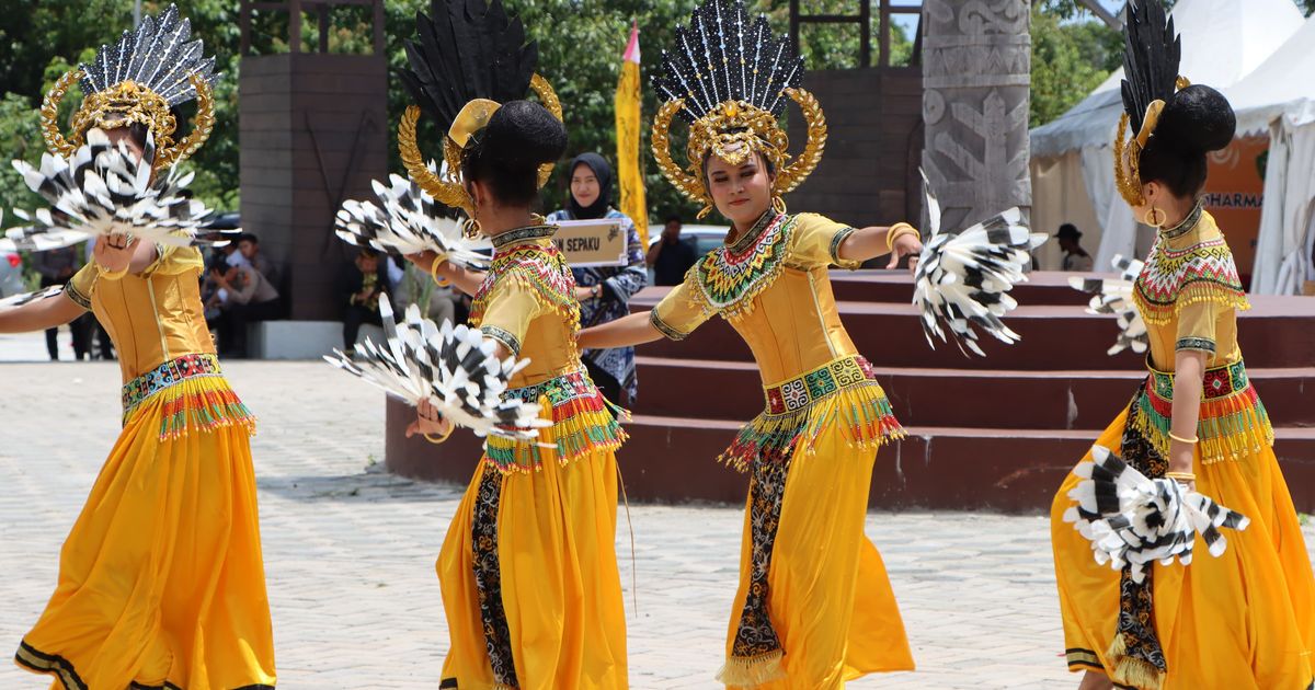 Pj Bupati PPU Zainal Arifin Buka Festival Belian Adat Paser Nondoi Tahun 2024