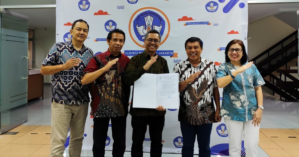 Kepala LLDIKTI III Toni Serahkan SK Institut Media Digital Emtek kepada Rektor Totok Amin Soefijanto