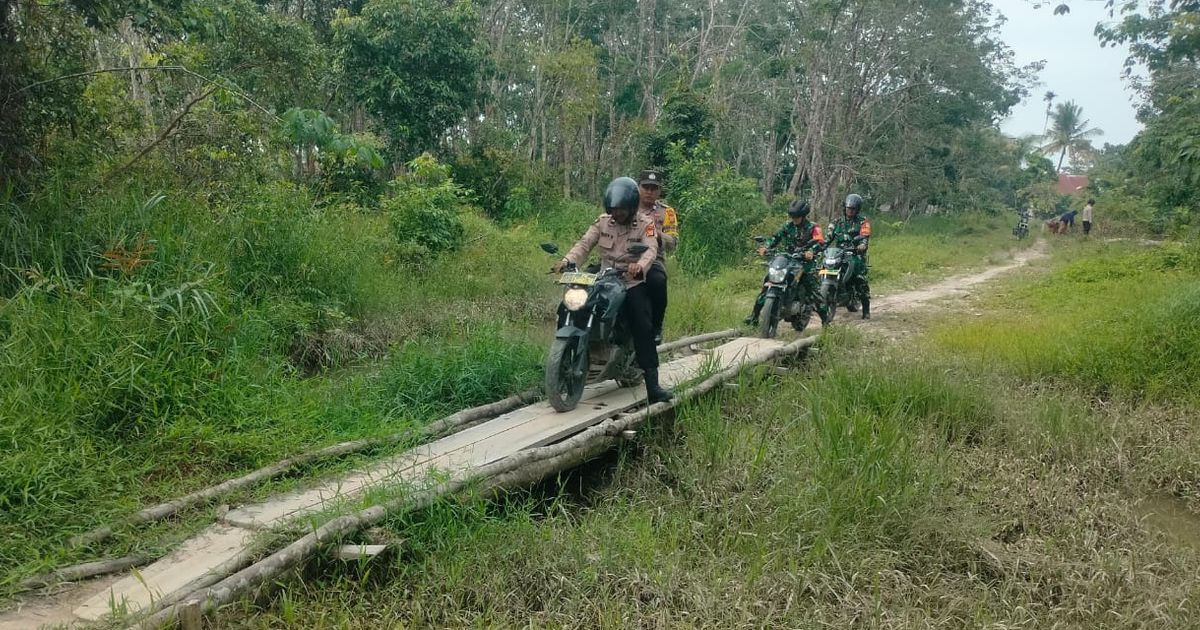 Polisi dan TNI Susuri Jalan Setapak Temui Warga Sampaikan Pesan Pilkada Damai