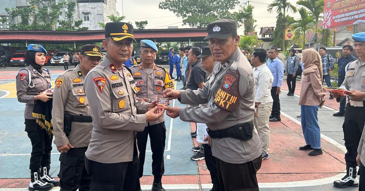 Cegah Pelanggaran Personel di Pilkada, Wakapolres Inhil Bagikan Buku Saku Netralitas Polri