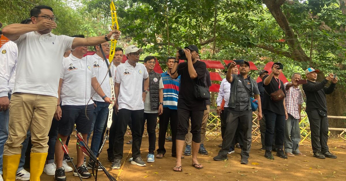 Momen Santai Ridwan Kamil Minum Bir Pletok dan Panahan di Pinggir Kali Ciliwung