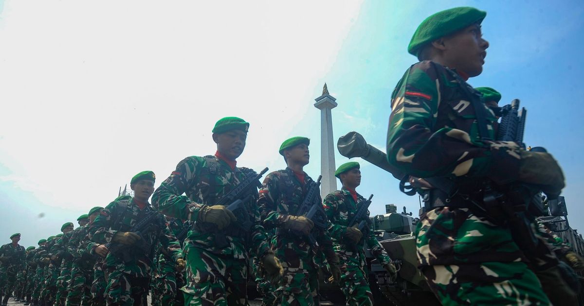 HUT ke-79 TNI di Monas: Bagi Sembako hingga Warga Boleh Numpang Alutsista