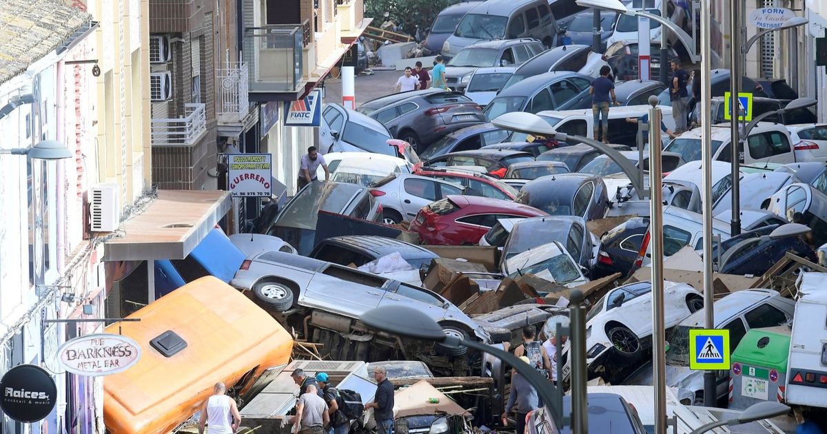 FOTO: Dahsyatnya Banjir Paling Mematikan di Spanyol Terjang Valencia, Mobil-Mobil Hancur Saling Bertumpukan