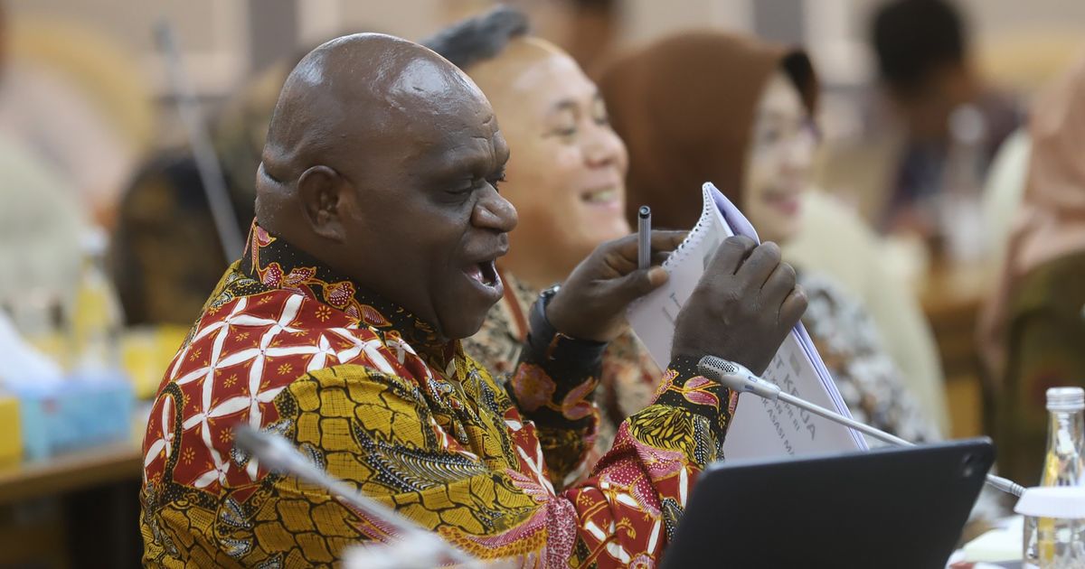 VIDEO: Gaya Kenalan Natalius Pigai Perdana Rapat DPR 