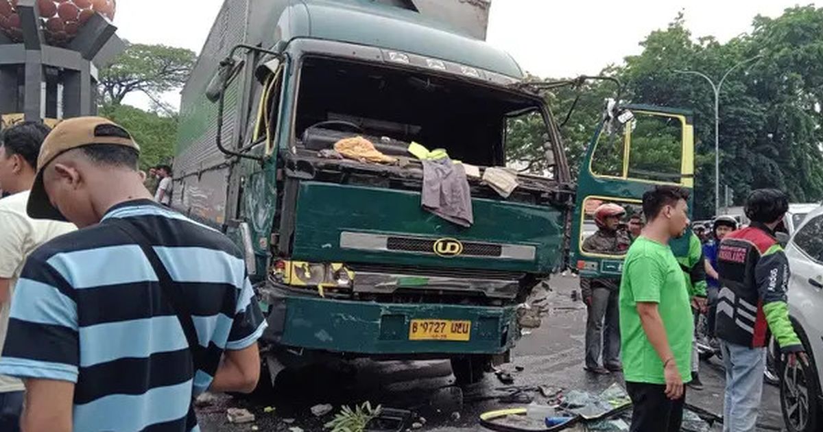 Sopir Truk Ugal-ugalan di Tangerang Bonyok Dihajar Massa, Kini Dalam Perawatan IGD