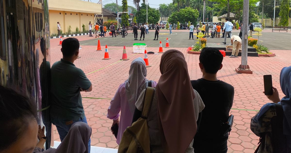 Luapan Tangis & Emosi Keluarga Saat Pelaku Reka Ulang Pembunuhan Sadis Bocah Aqila yang Wajahnya Dilakban