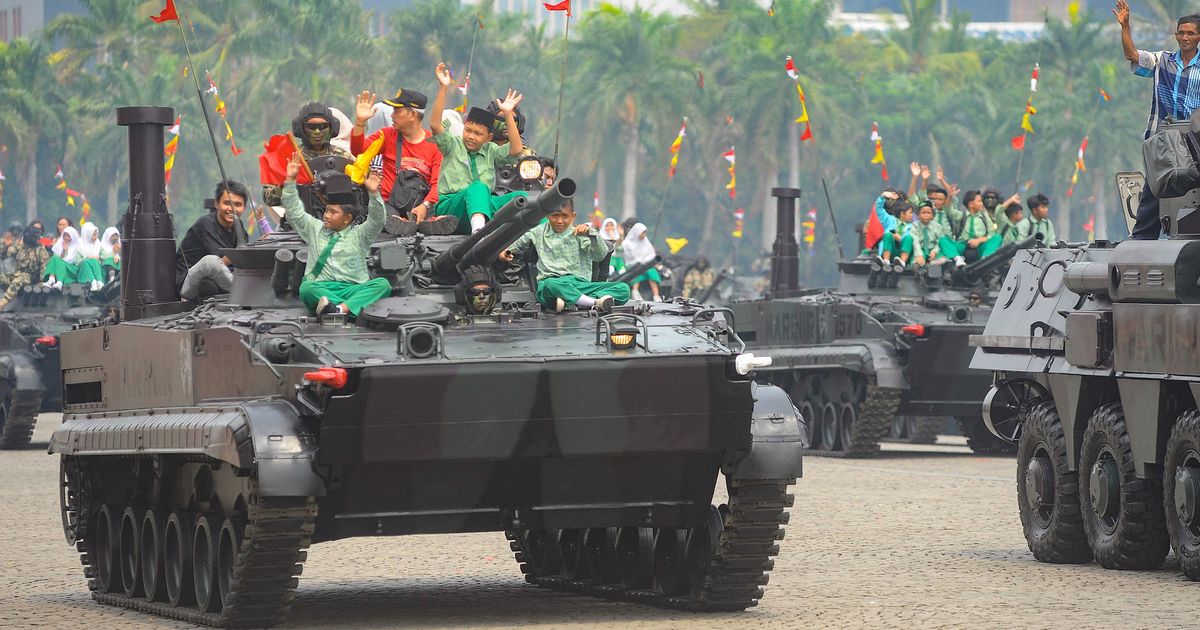 Gelar Parade Alutsista di Monas, TNI: Anak-Anak Bisa Naik Tank sambil Dadah-Dadah Depan Presiden