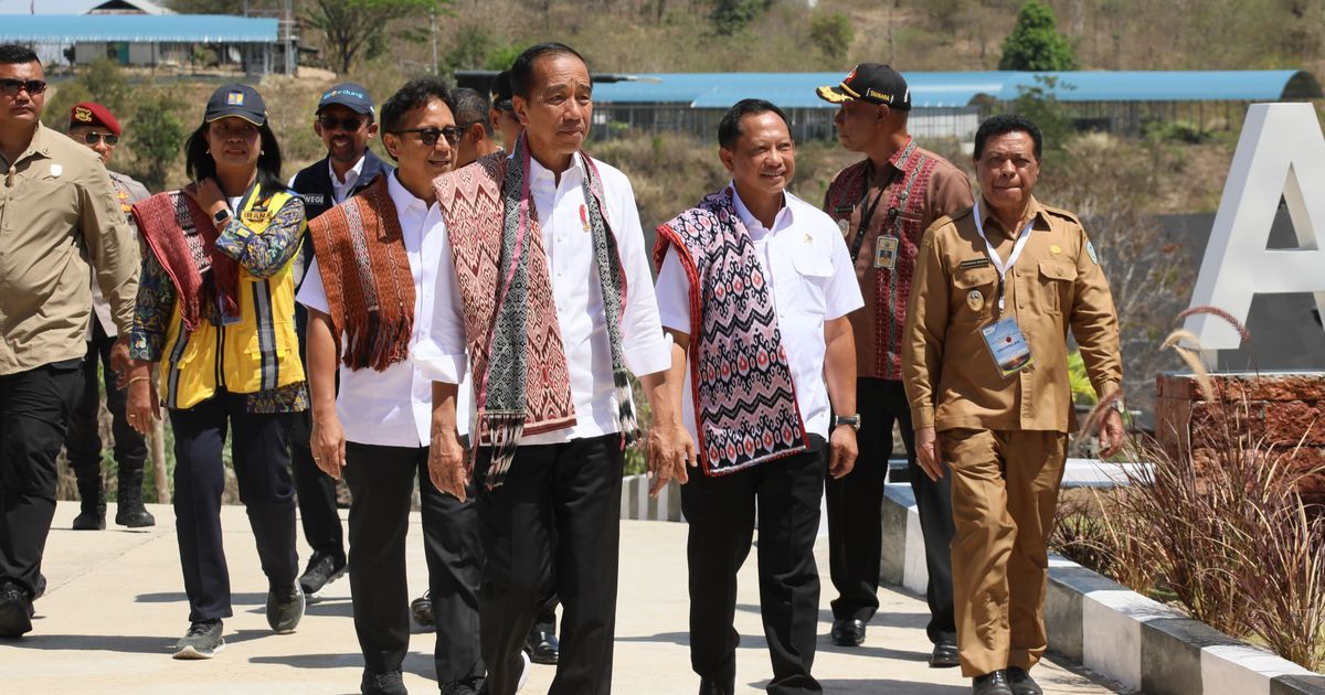 VIDEO: Jokowi Berdiri di Mobil Pakai Pengeras Suara 