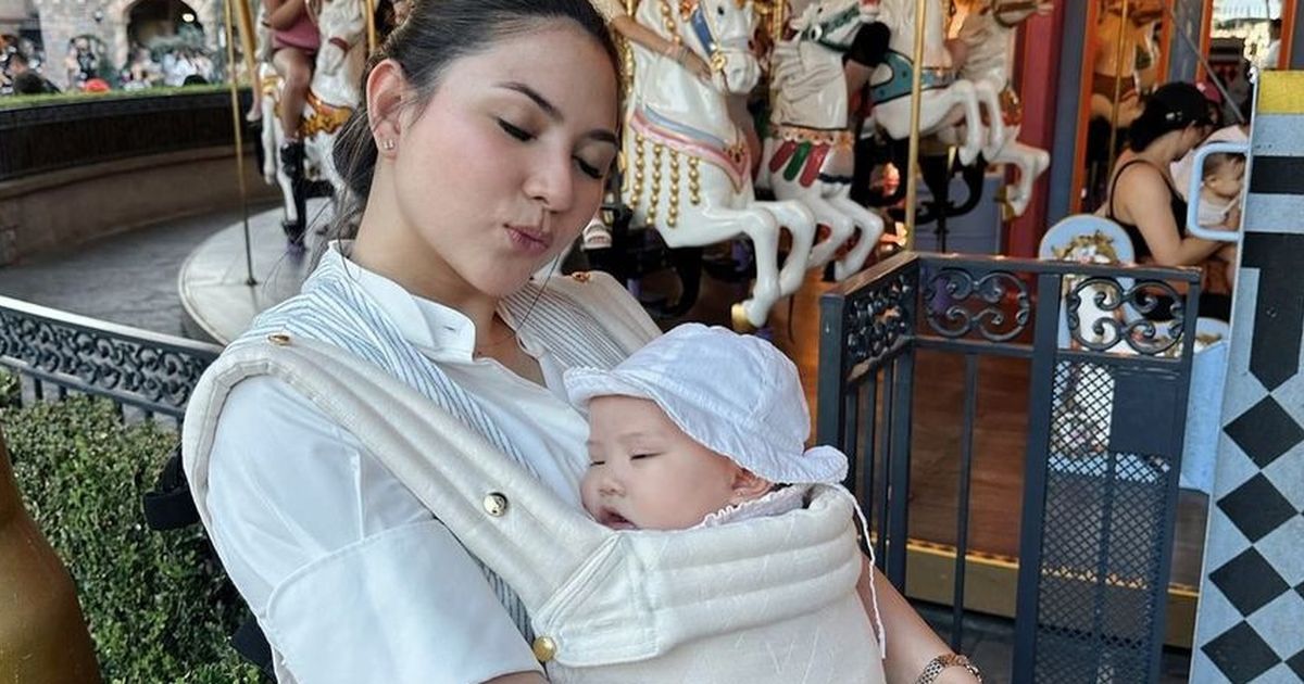 Potret Jessica Mila Ajak Putri Cantiknya ke Disneyland, Penampilannya Super Cute