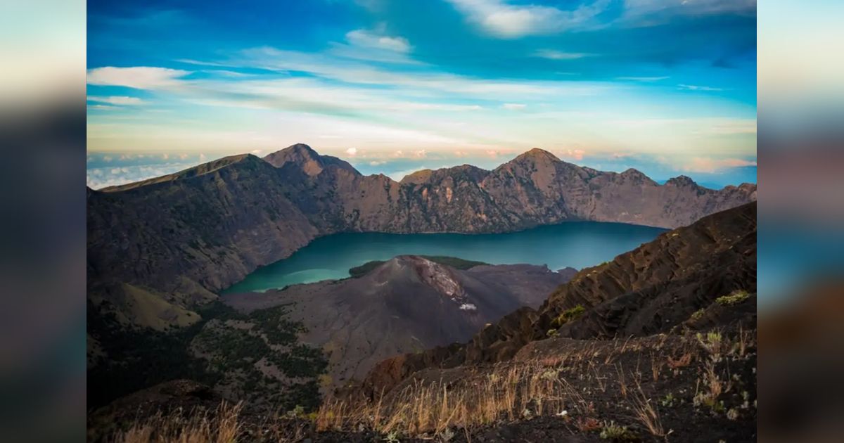 Eksotisme Danau Segara Anak, Spot Terbaik untuk Menikmati Keindahan Gunung Rinjani tanpa Mendaki ke Puncak