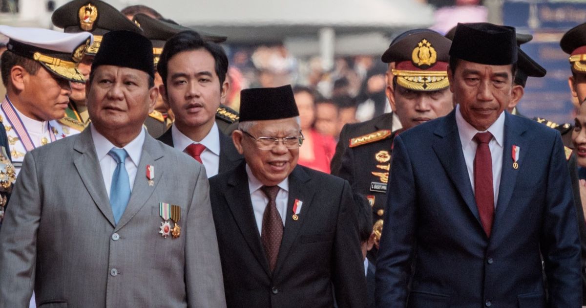 VIDEO: Erat Jokowi Pegang Tangan Iriana di HUT TNI, Prabowo Gandeng Ma'ruf di Panggung Tamu VIP