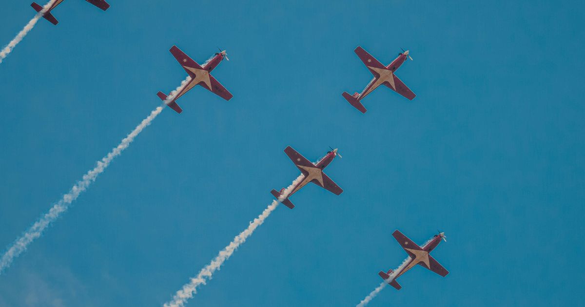 VIDEO: Dari Drone hingga Maung, Parade Militer Tempur di HUT TNI Bikin Kagum Jokowi-Prabowo