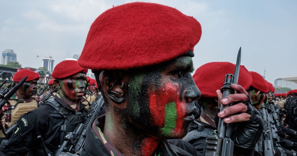 VIDEO: Tenangnya Ekspresi Prajurit Kopassus Turun dari Monas, Senyum Bangga dari Prabowo