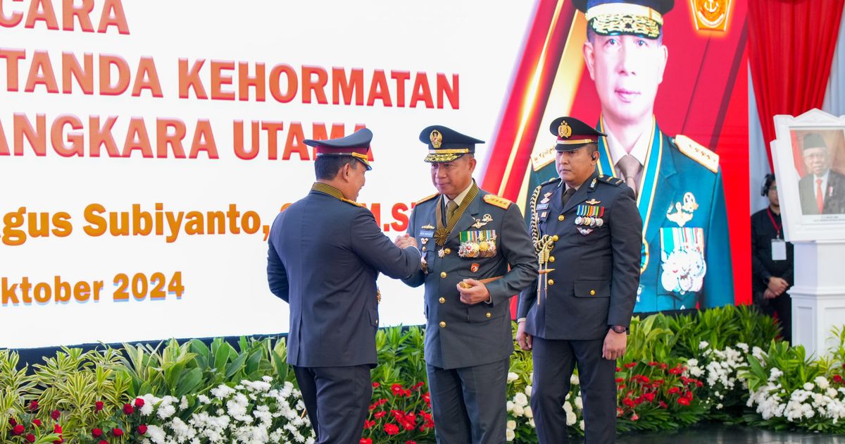 Kapolri Sematkan Bintang Bhayangkara Utama ke Panglima dan 3 Kepala Staf TNI