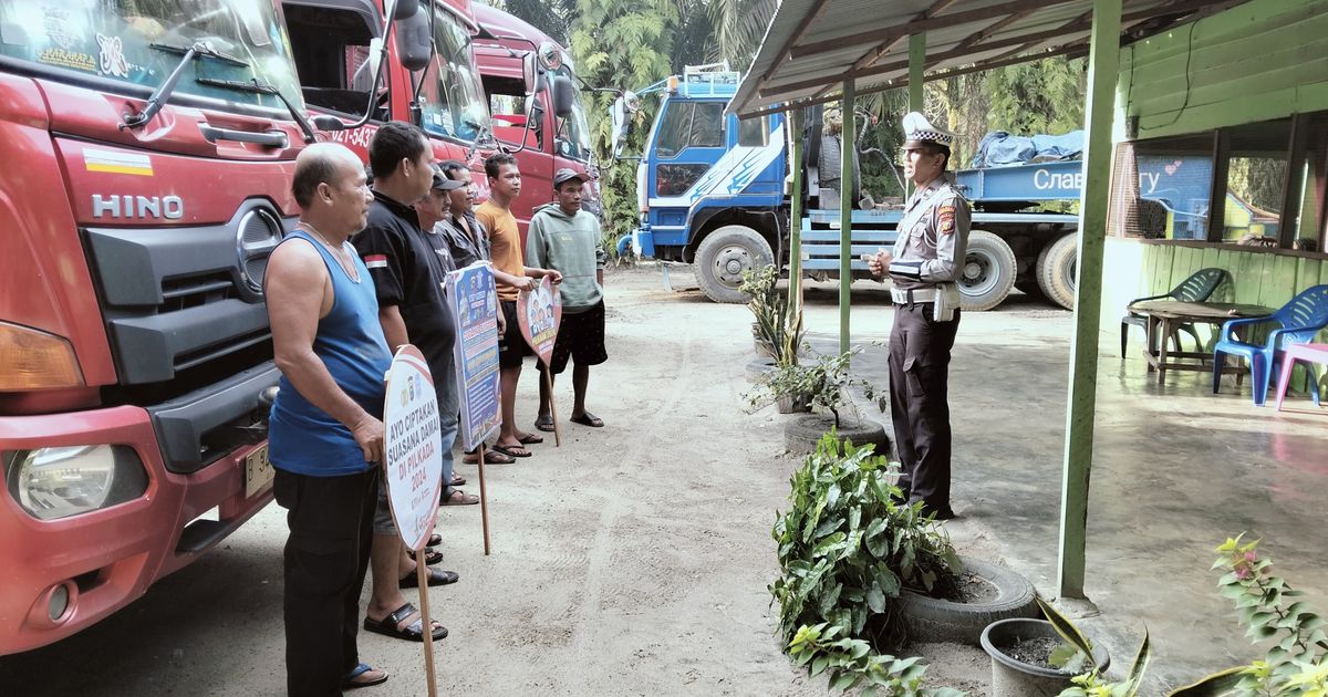 Polisi Tiba-Tiba Datangi Sopir Truk Trailer yang Istirahat di Warung Makan, Ternyata Ini yang Dilakukan