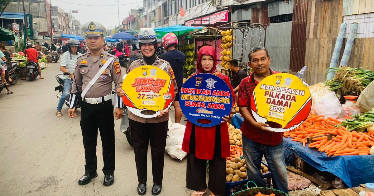 Cara Unik Polri Sosialisasi Pilkada Damai, Datang ke Pasar Bawa Papan Gimmick