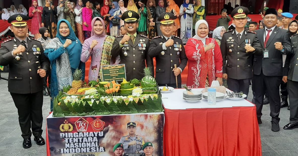 Bikin Kaget, Personel Polri Tiba-Tiba Datangi Markas Kodim Kampar saat HUT TNI