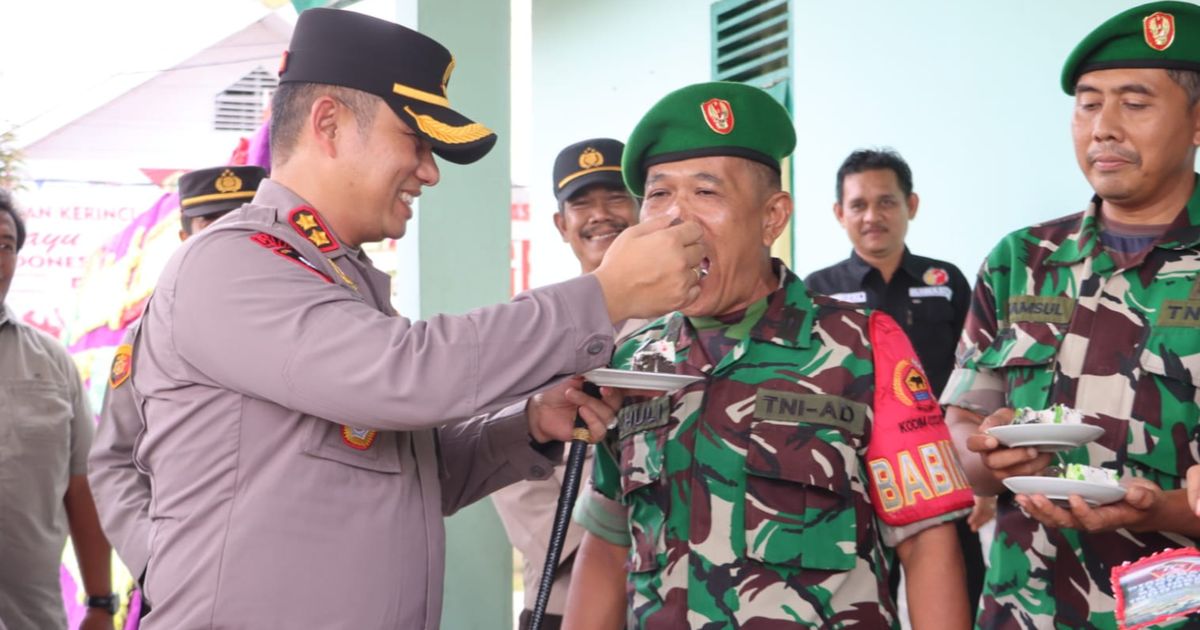 Momen Hangat di HUT TNI, Perwira Polri Beri Kejutan dan Suapi Nasi Kuning ke Prajurit