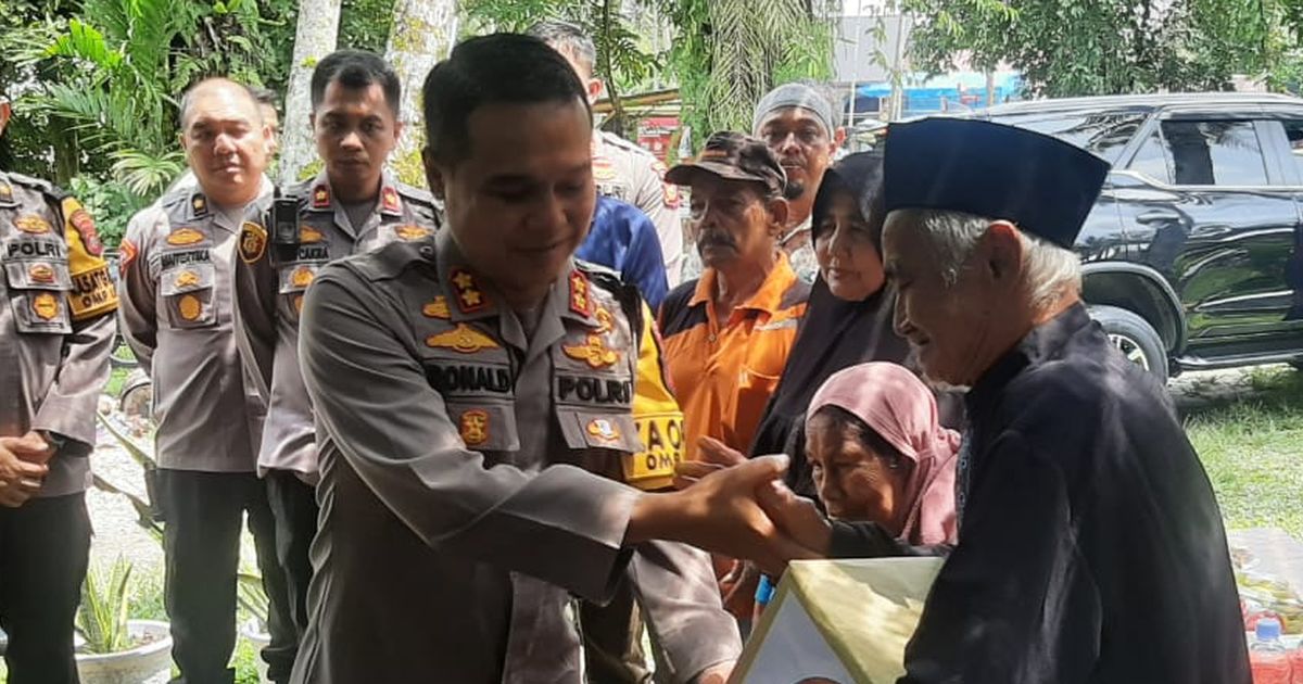 Perwira Polri Blusukan ke Kampung, Bagikan Sembako ke Warga Kurang Mampu