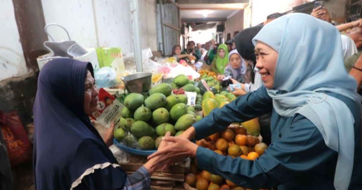 Khofifah Sarapan Bareng 60 Buruh Gendong di Pasar Magetan, Didoakan Kembali Jadi Gubernur