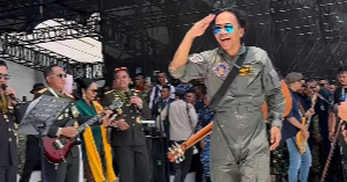 Keren Kapolri & Kaka Slank Duet Nyanyi 'Balikin' Diiringi Petikan Gitar Panglima di HUT TNI