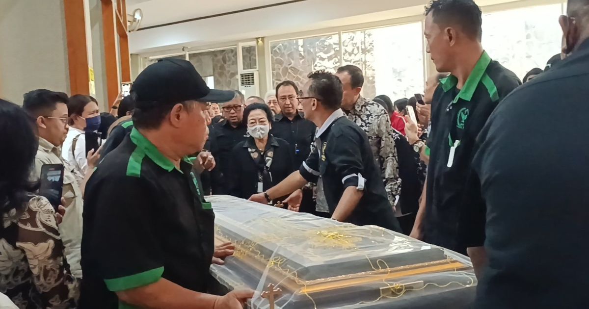 Megawati Hadiri Upacara Misa Tutup Peti Romo Beni Susetyo di Malang