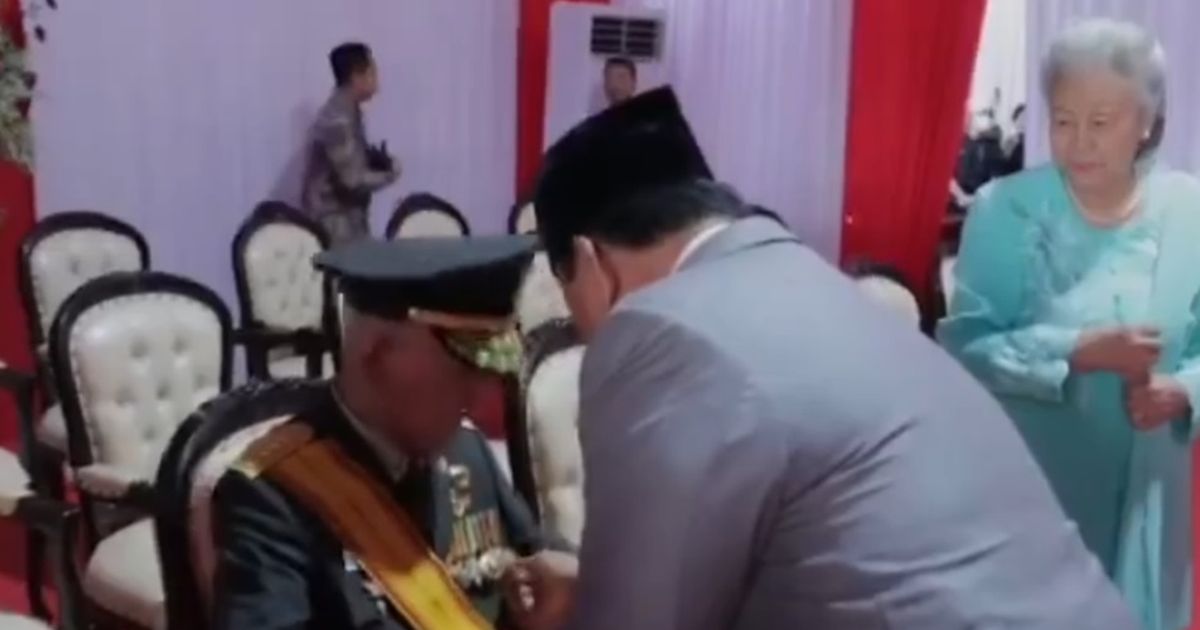 Momen Prabowo Membungkuk di Depan Jenderal Sepuh Try Sutrisno, Fokus pada Lencana yang Dipakai