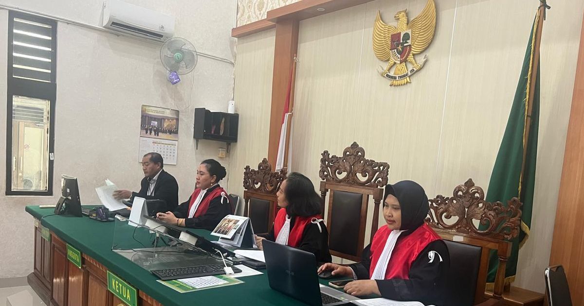 Potret Hakim-Hakim PN Denpasar Kenakan Pita Putih Simbol Tak Bisa Ikut Cuti Massal, Ini Alasannya