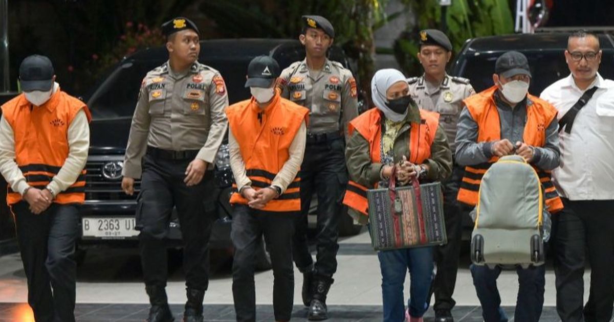 OTT KPK di Kalsel, Empat Orang Ditangkap Pakai Rompi Tahanan Jalani Pemeriksaan