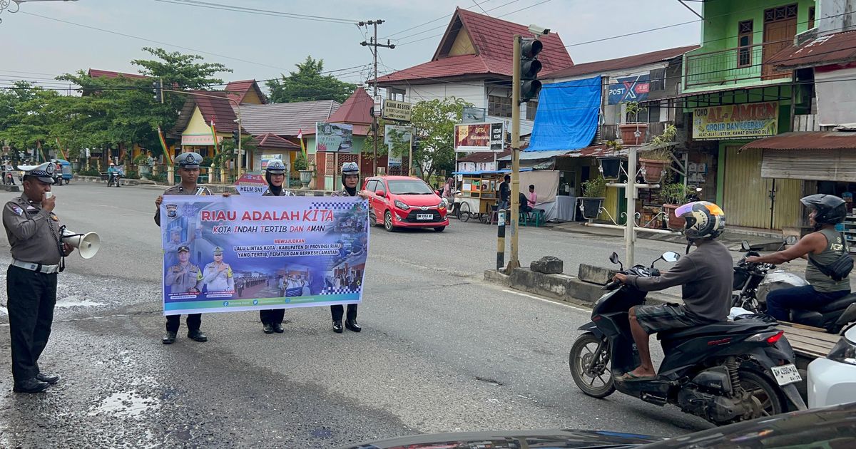 Bagikan Nasi Kotak pada Pengguna Jalan, Polres Rohul Sosialisasi Program & Pilkada Damai