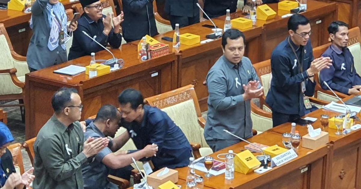 VIDEO: Momen Haru, Pecah Tangis Saling Berpelukan Hakim Saat Ditelepon Prabowo Janji Naikkan Gaji